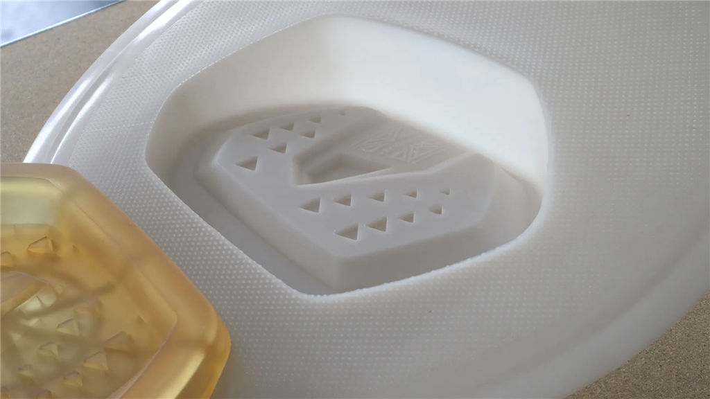 UHMW 生產堅固、耐磨的零件，具有低摩擦系數。