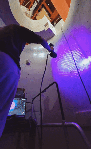 技術人員正在對木模內部進行 3D 掃描 技術人員正在對木模內部進行 3D 掃描