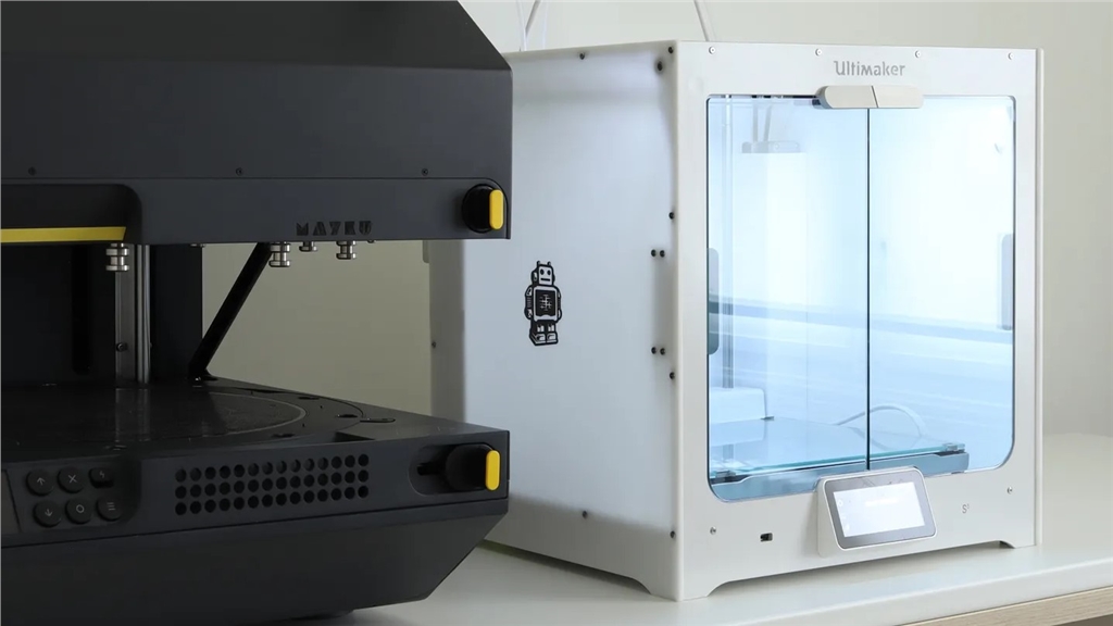 Mayku Multiplier 桌上型壓力成型機(jī) (左) 與 Ultimaker 3D 列印機(jī) (右)