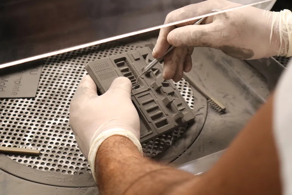 SLS 3D 列印：模板清潔過程