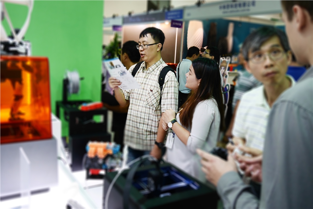 taimold 模具展 3d列印 三帝瑪人員專業的與客戶介紹