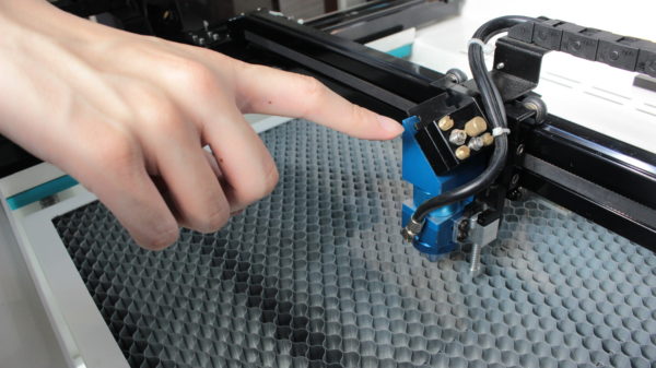 Thunder Ordin-32 雷射加工機的聚焦鏡頭和鏡架