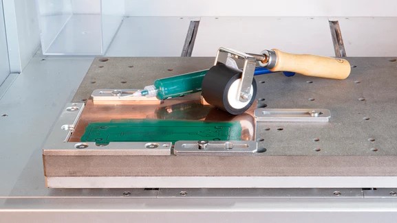 Makera PCB 電路板製作包可以塗抹阻焊層