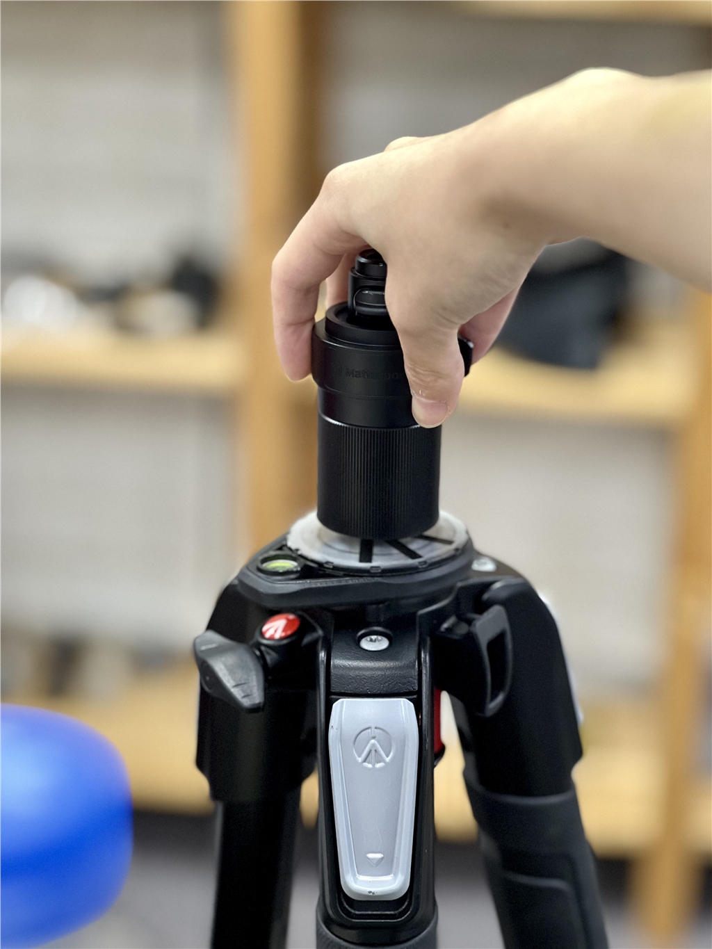 將雲臺裝上腳架