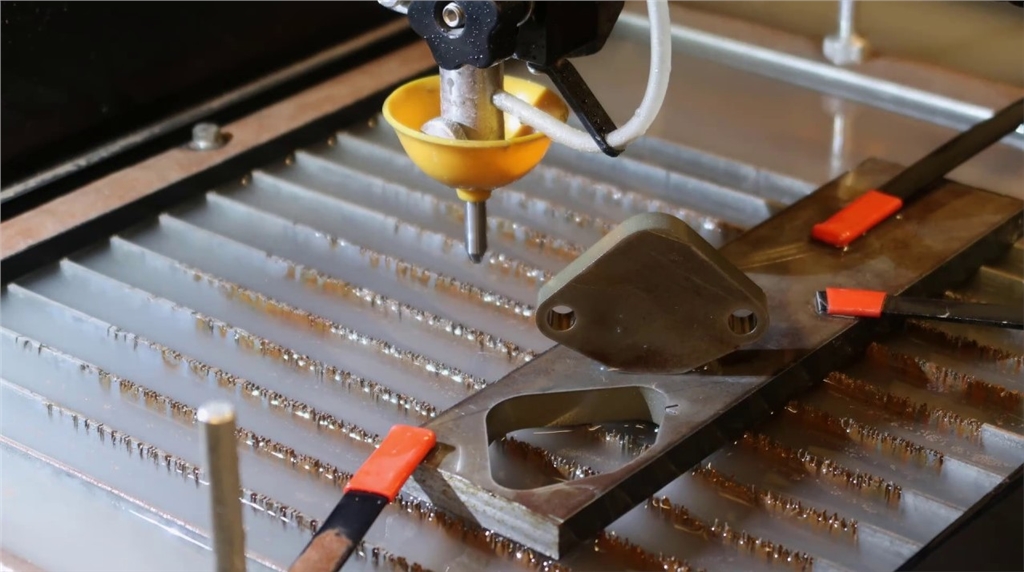 Omax ProtoMAX 水刀切割機的切割頭