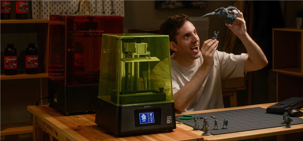 Phrozen Mini 8K S與模型 Phrozen Mini 8K S與模型