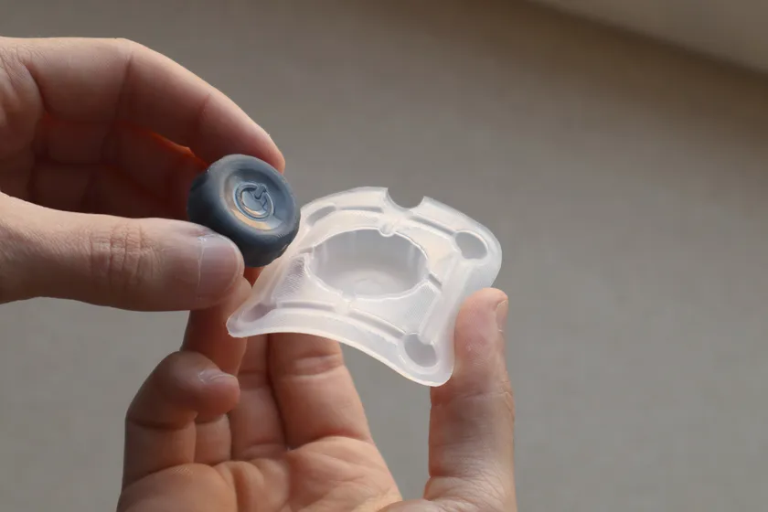 在 Mayku Multiplier 上，使用 EVA 材料片製作的柔軟模具