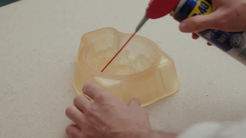 在熱成型模板上塗覆蓋 PTFE 塗層