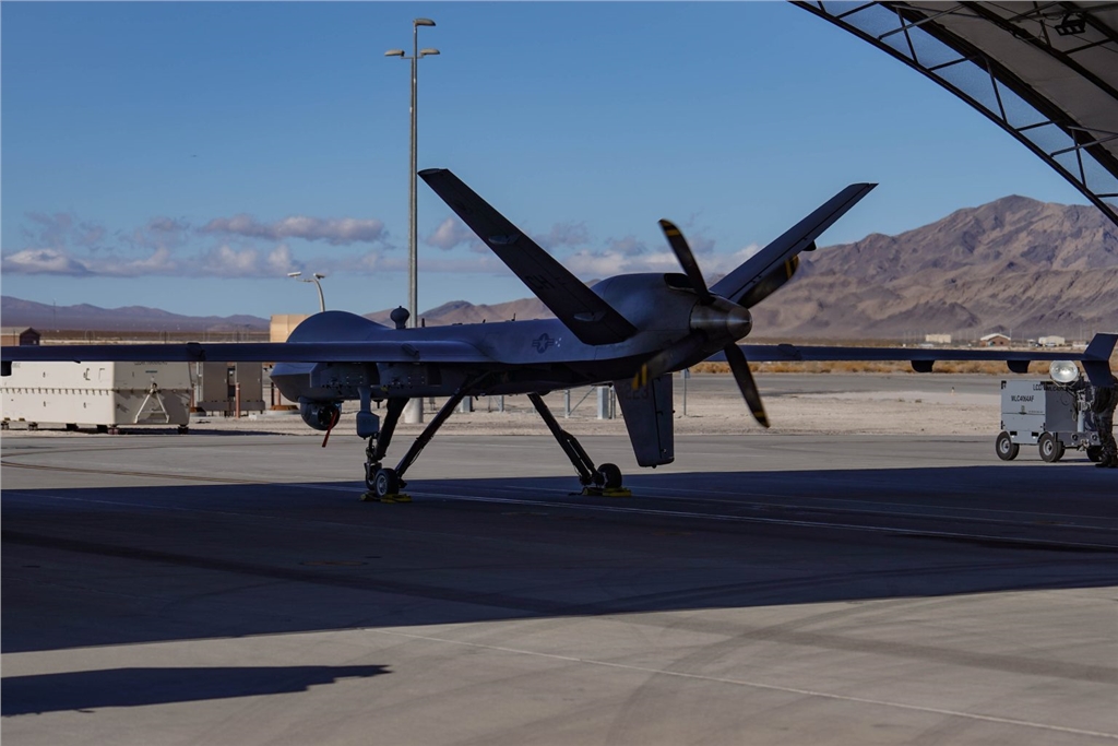 一架MQ-9「死神」無人機停在機庫下方，準備滑行至克里奇空軍基地的航線