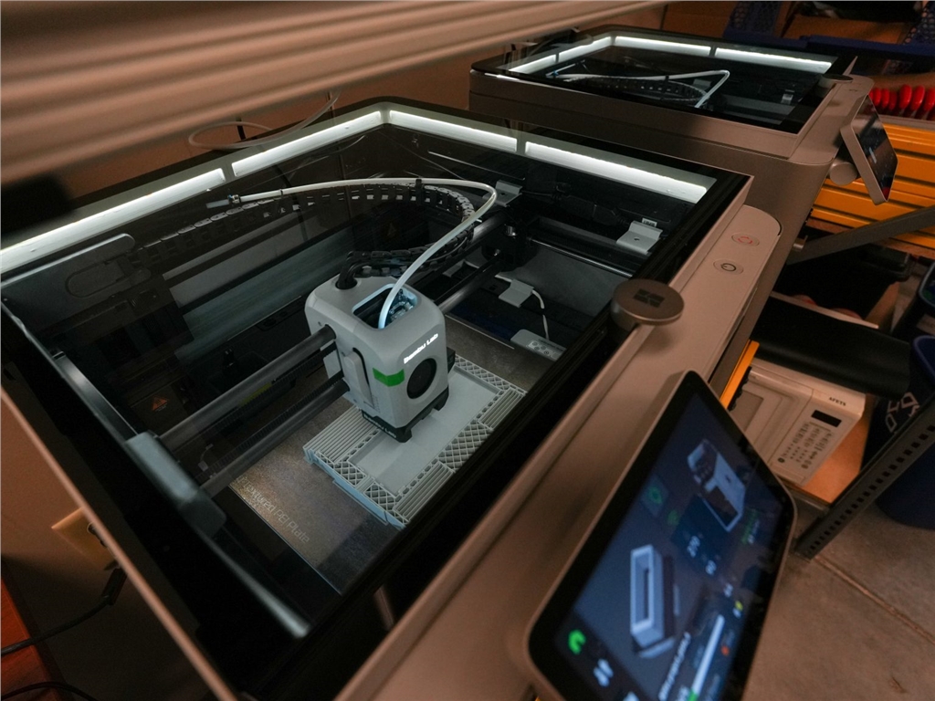 克里奇空軍基地安裝的 Bambu Lab X1 Carbon 3D 列印機。圖片來自美國空軍/Renee Blundon