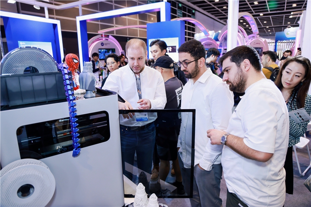 Dan在展會現場向采購商介紹Bambu Lab H2D