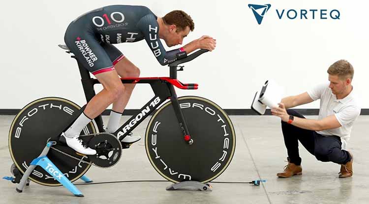 計量工程師 Sam Quilter 使用 Artec Leo 對騎士進行 3D 掃描