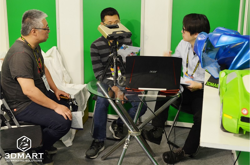 向參觀者介紹3d掃描器